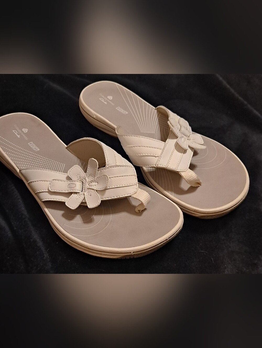 Women’s Clarks Cloudsteppers Qhite Floral Toe-Post Sandals Sz 8.5